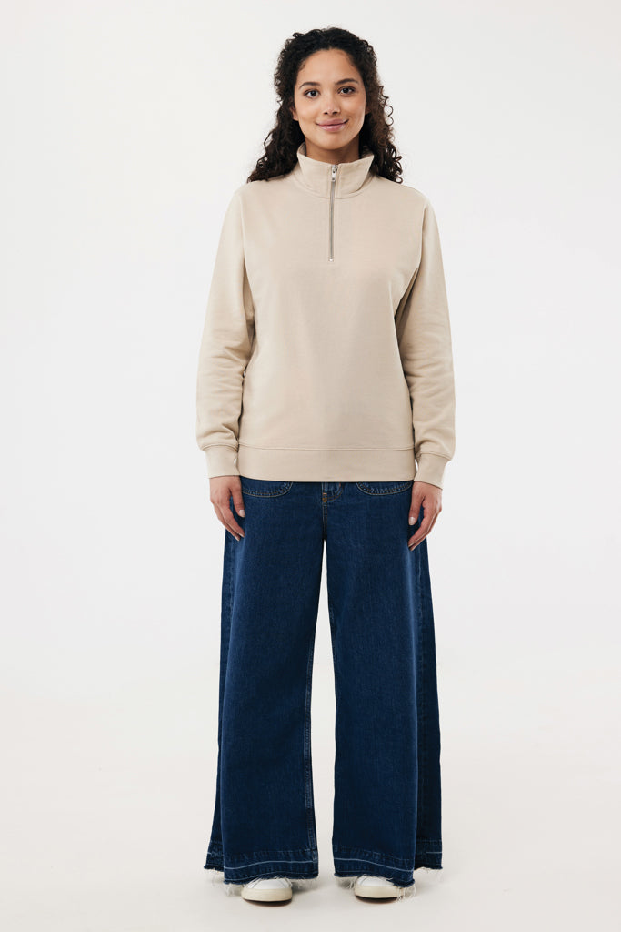 IQONIQ Elgon tröja i återvunnen bomull med kvartslång dragke