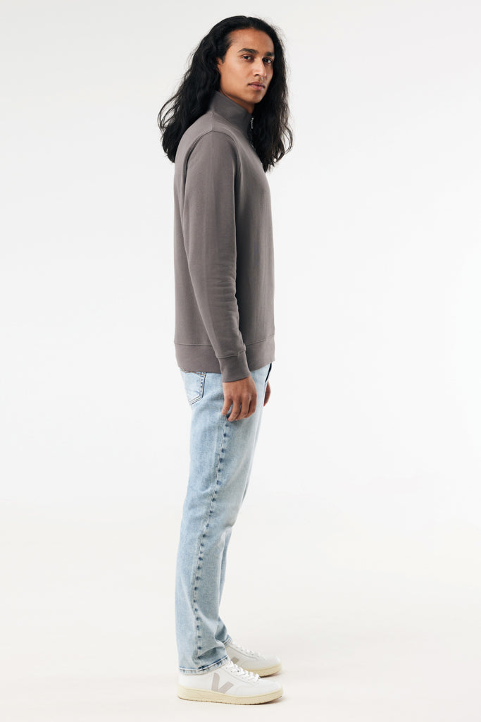 IQONIQ Elgon tröja i återvunnen bomull med kvartslång dragke