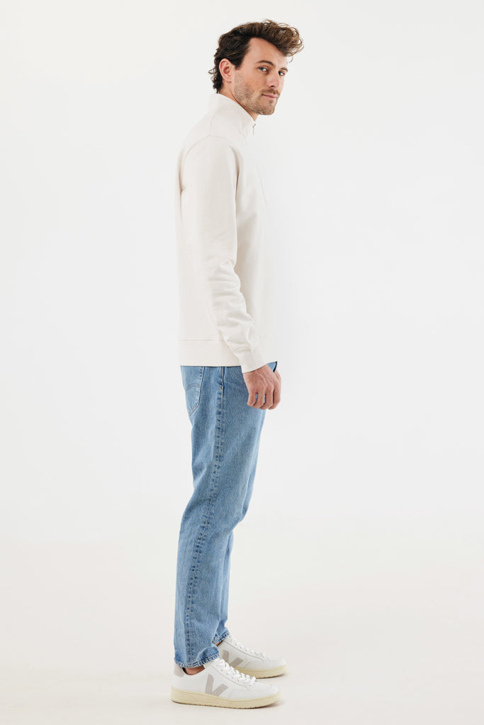 IQONIQ Elgon tröja i återvunnen bomull med kvartslång dragke