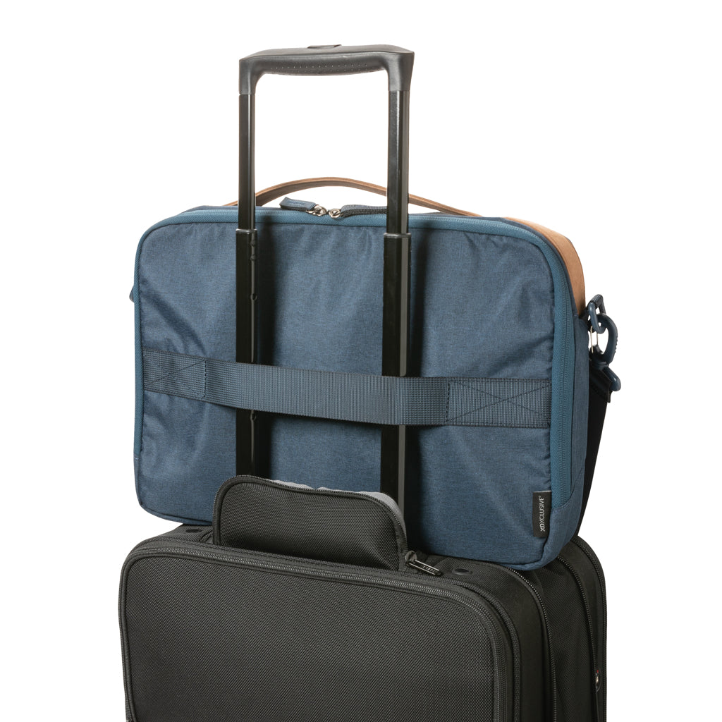 Impact AWARE™ 300D two tone lyxig 15.6' laptopväska