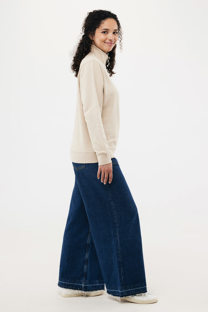 IQONIQ Elgon tröja i återvunnen bomull med kvartslång dragke