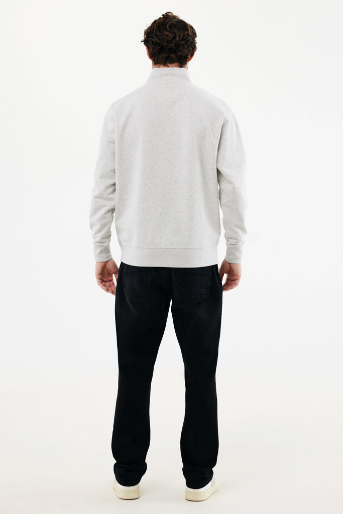 IQONIQ Elgon tröja i återvunnen bomull med kvartslång dragke